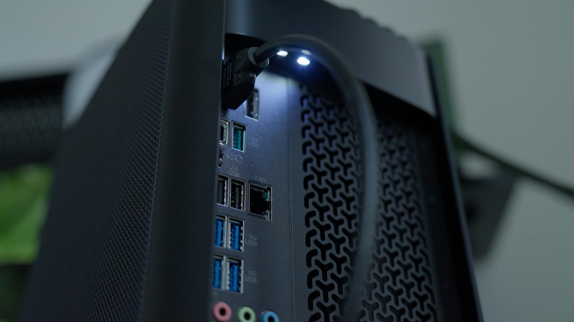 corsair-one-a600-gaming-pc-fl-ssigkeitsgek-hlter-amd-ryzen-7-9800x3d-geforce-rtx image 6