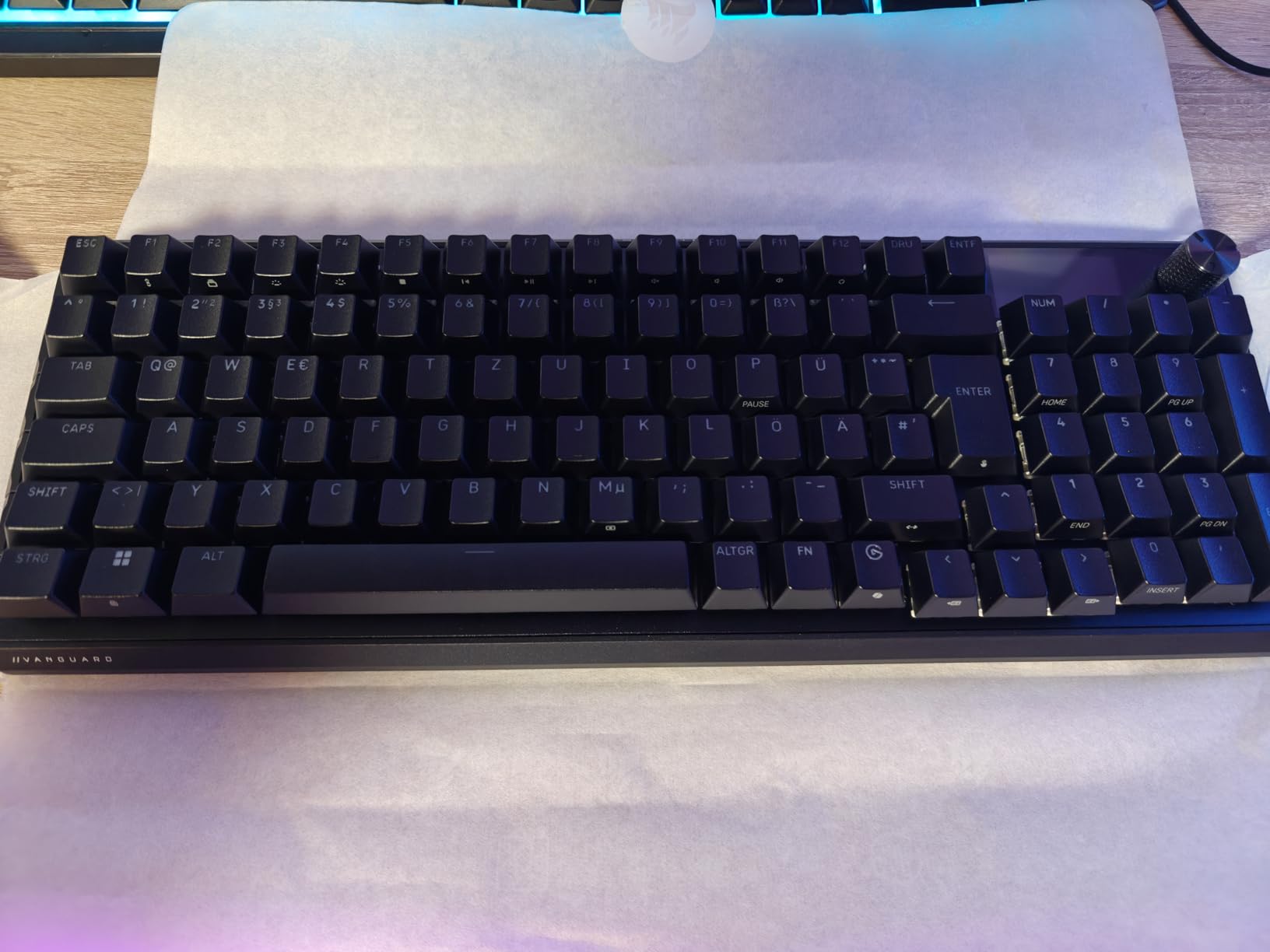 Gute Tastatur, gewöhnungsbedürftiges 96%-Layout